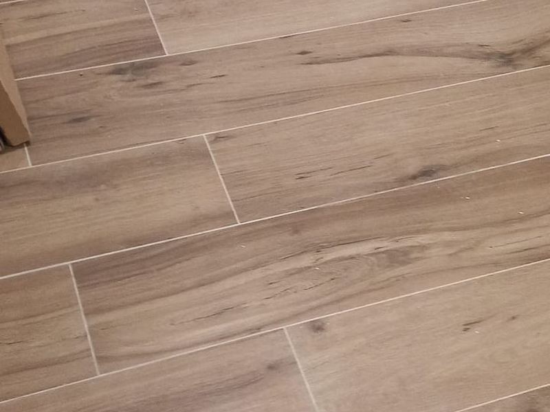 Suelo de porcelánico imitación madera colocado en una vivienda reformada